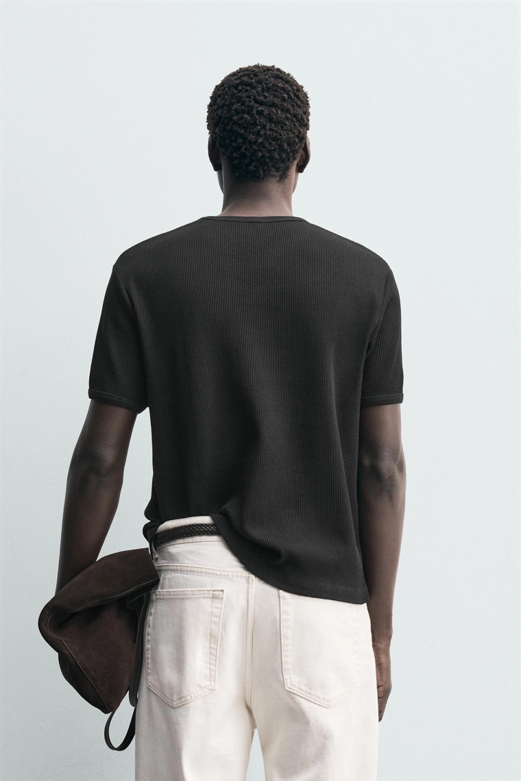 Футболка с текстурным трикотажем в стиле вафельного плетения