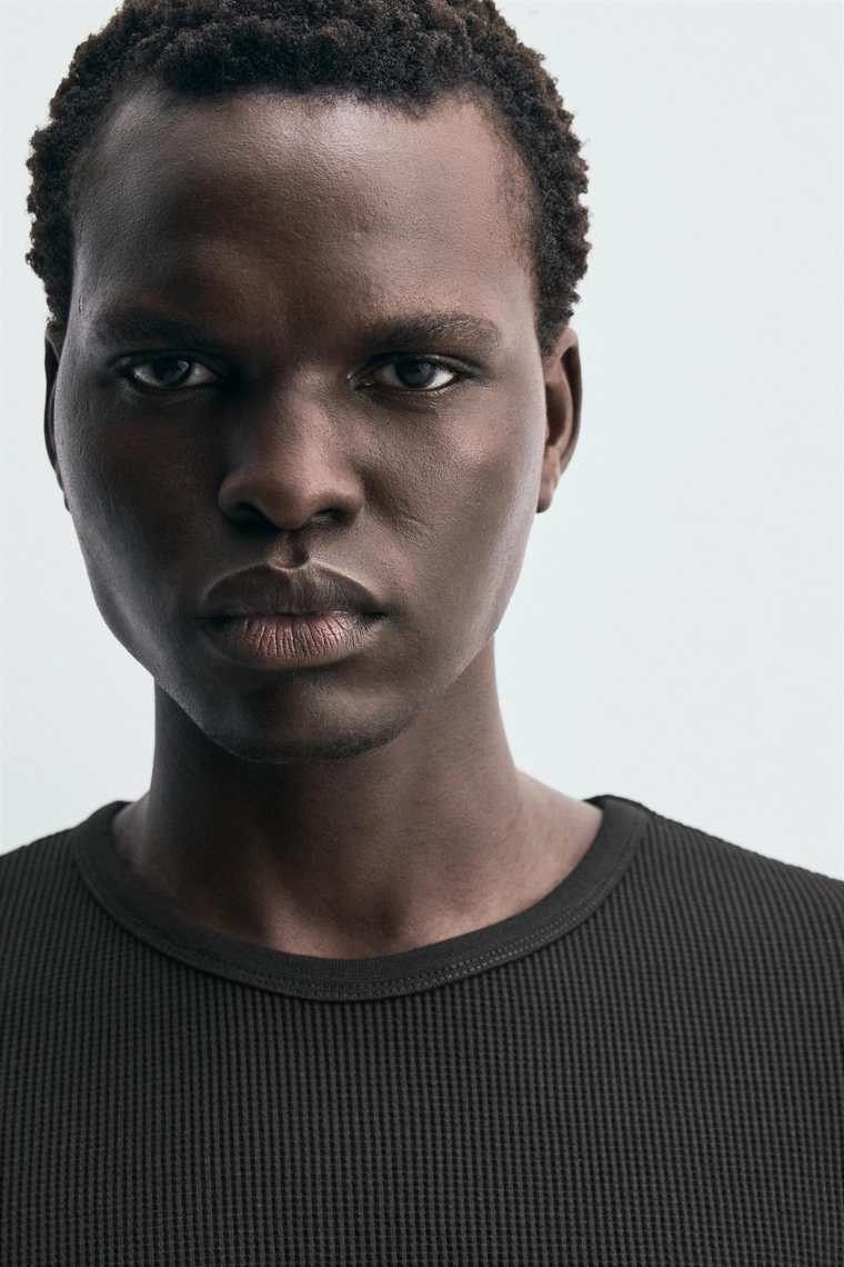 Футболка с текстурным трикотажем в стиле вафельного плетения