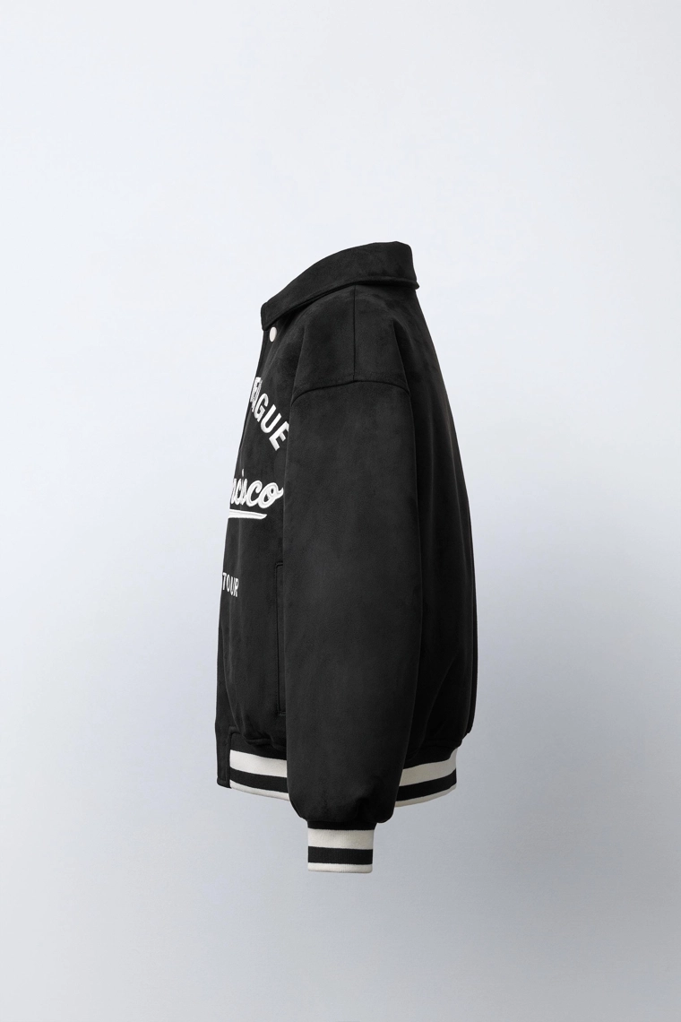 Бомбер из искусственной замши с вышитым текстом