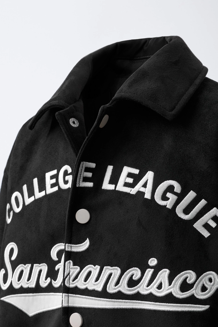 Бомбер из искусственной замши с вышитым текстом