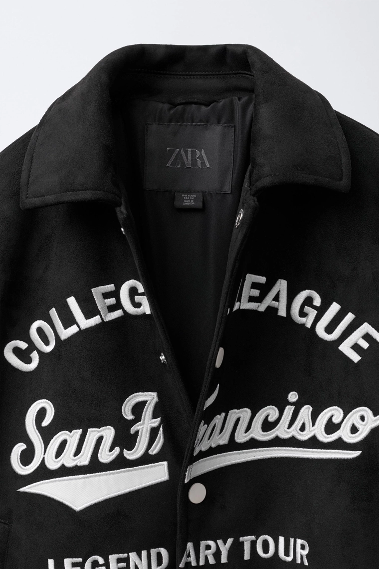 Бомбер из искусственной замши с вышитым текстом