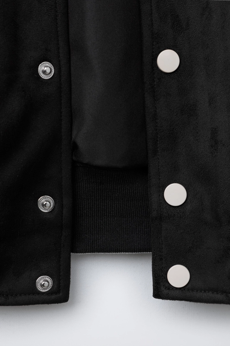 Бомбер из искусственной замши с вышитым текстом