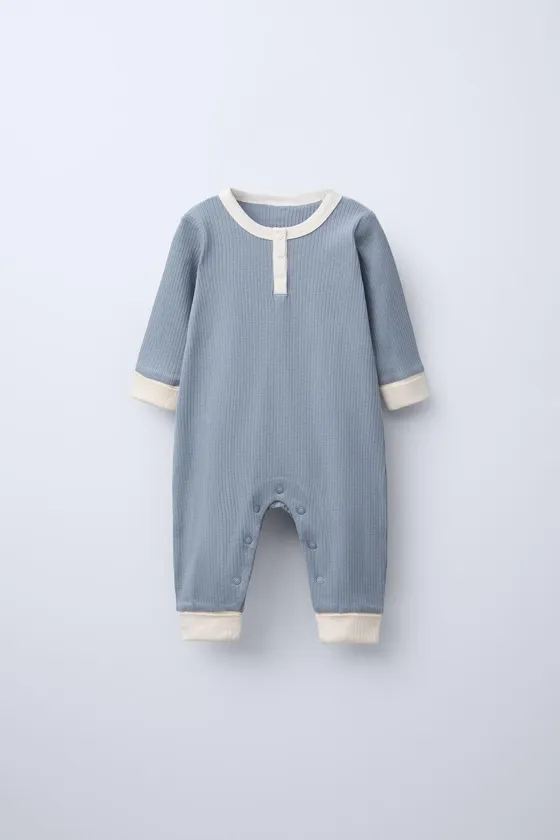 Комбинезон с контрастными вставками на возраст 0-18 месяцев