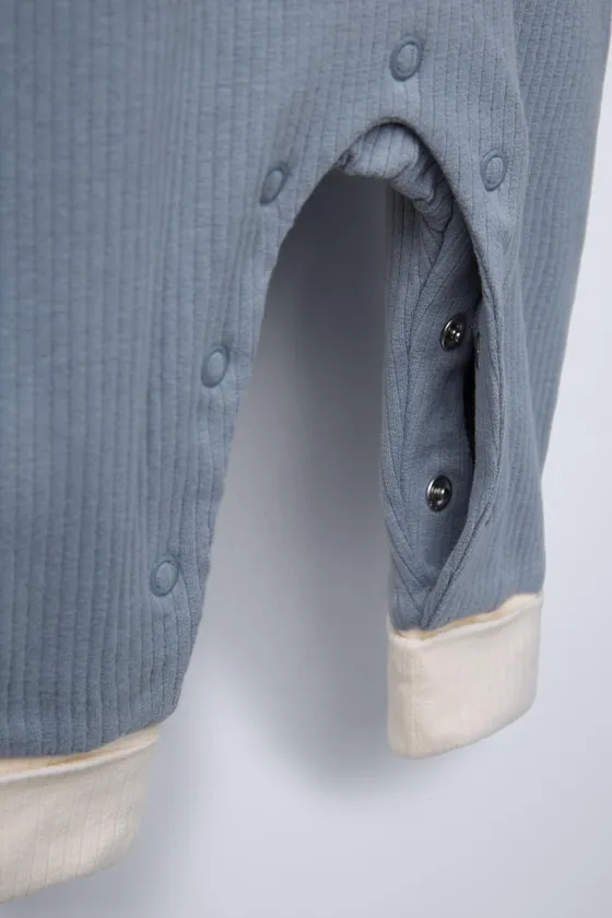 Комбинезон с контрастными вставками на возраст 0-18 месяцев