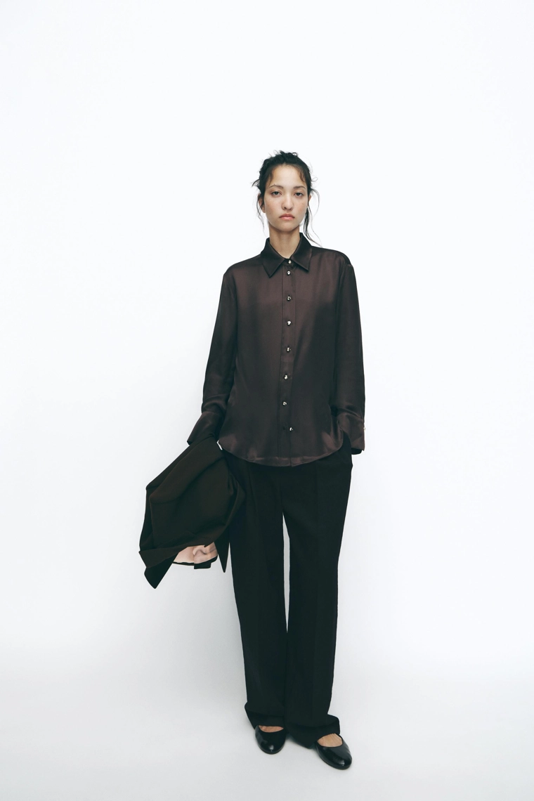 Рубашка из атласа с пуговицами из золота