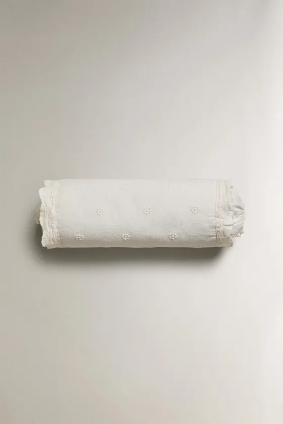 Детская валик с цветочной вышивкой