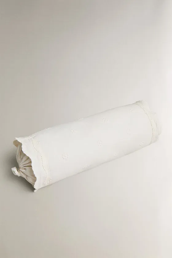 Детская валик с цветочной вышивкой