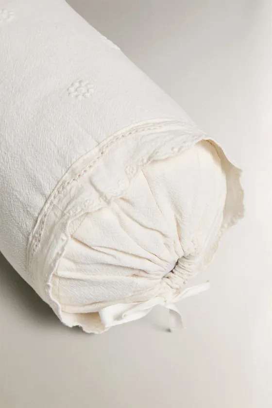 Детская валик с цветочной вышивкой