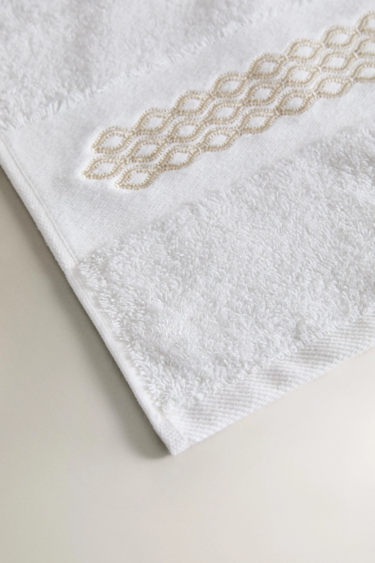 Полотенце для ванной с вышитым краем