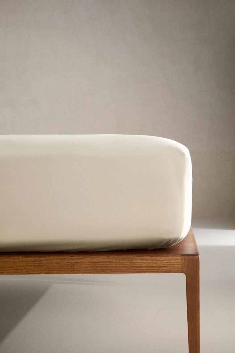 Футерованный простынь из плотного сатина (300 нитей)