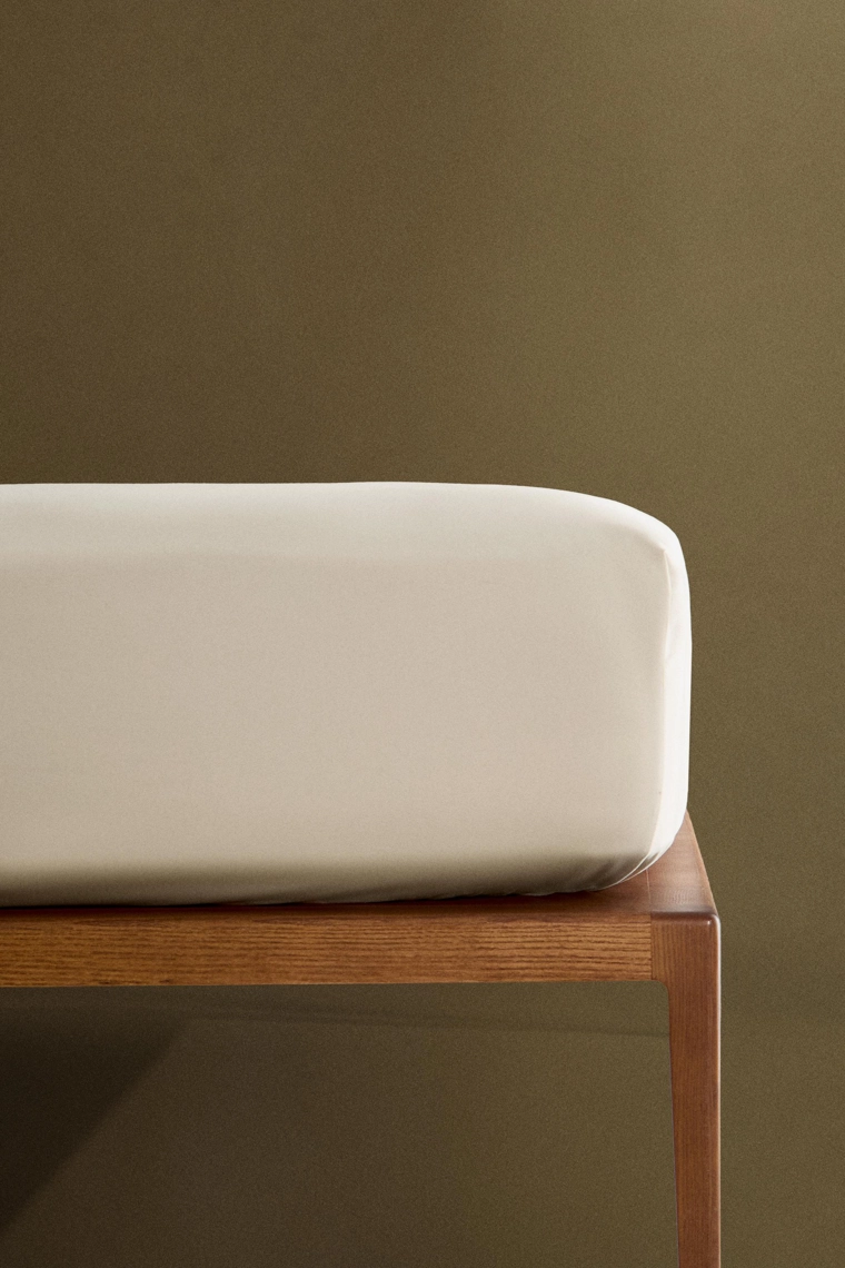 Футерованный простынь из плотного сатина (300 нитей)