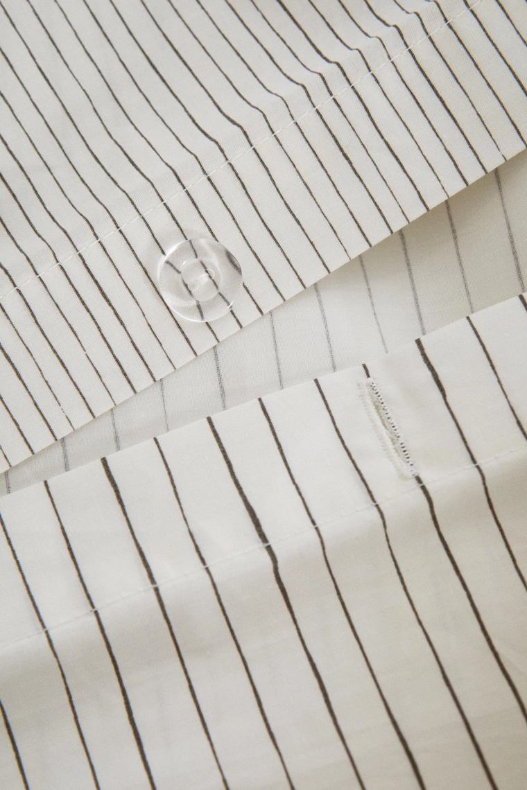 Плоское простынное изделие в полоску