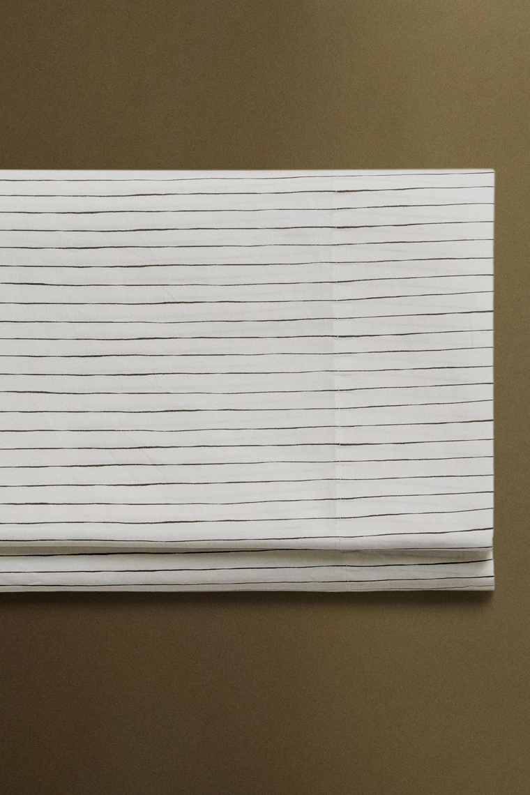 Плоское простынное изделие в полоску