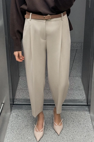 Брюки с защипами и ремнем