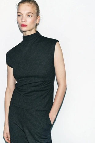 Топ из мягкой ткани с драпировкой сбоку- Заказать в России