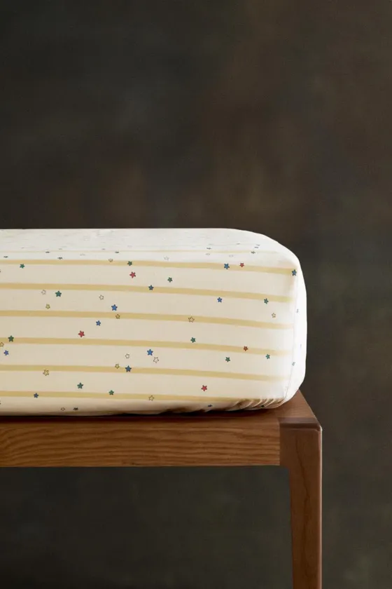 Детская простынь с звездами на резинке