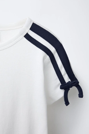 Футболка с полосами и бантами