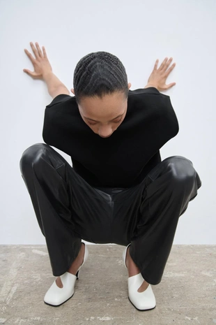 Однотонный трикотажный топ с воротником-стойкой- Заказать в России