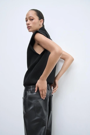 Однотонный трикотажный топ с воротником-стойкой- Заказать в России