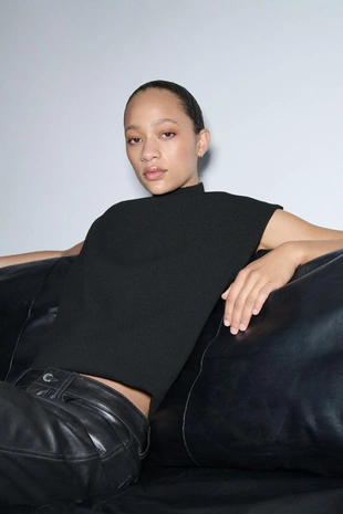 Однотонный трикотажный топ с воротником-стойкой- Заказать в России