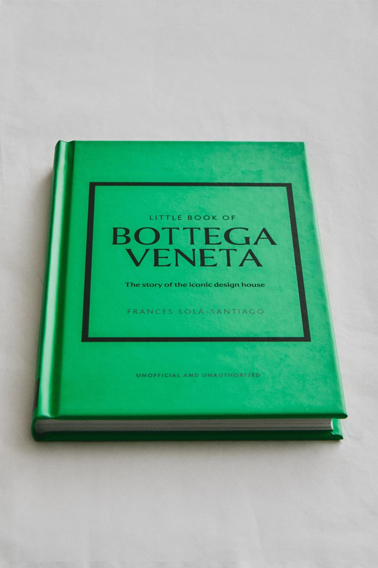 Маленькая книга bottega veneta (на английском)