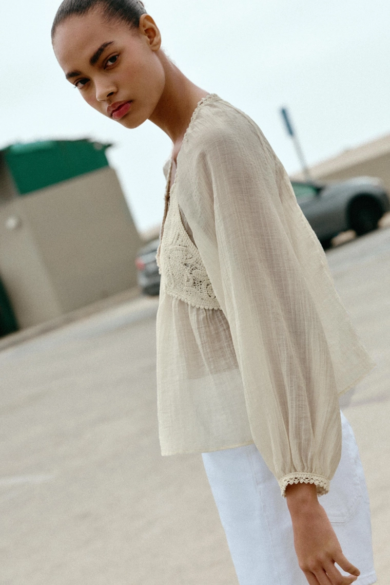 Блузка с кружевными вставками