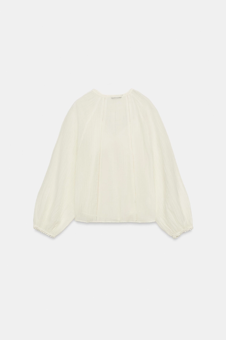Блузка с кружевными вставками