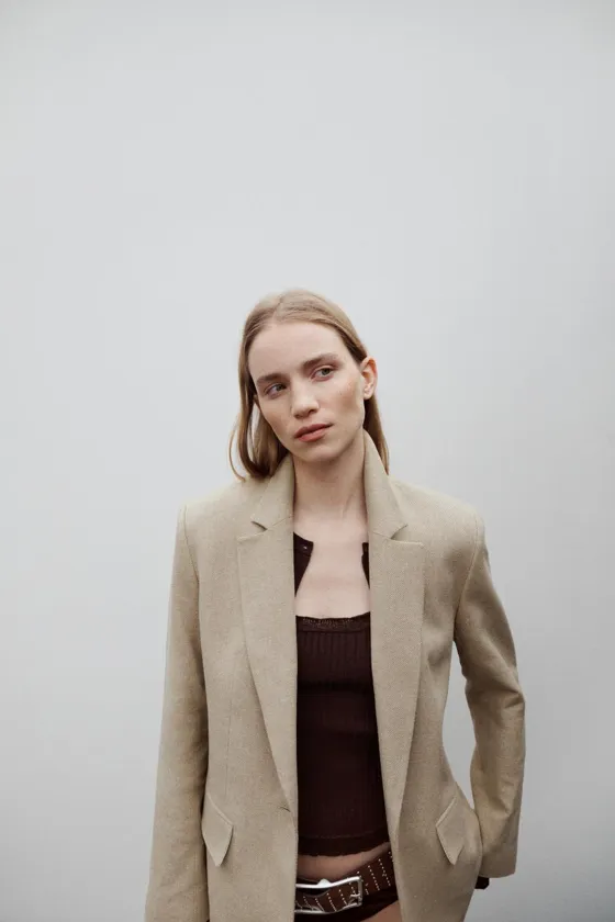 КОЖАНЫЙ РЕМЕНЬ С ЗАКЛЕПКАМИ