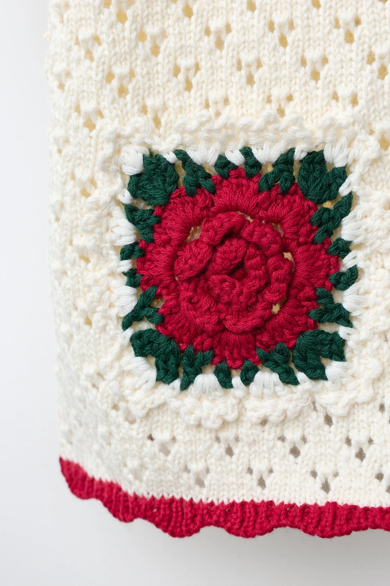 Трикотажный топ с кружевными цветами