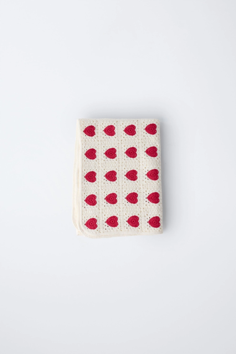 Плед-коврик вязаный с сердечками