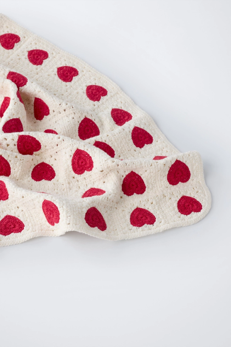 Плед-коврик вязаный с сердечками