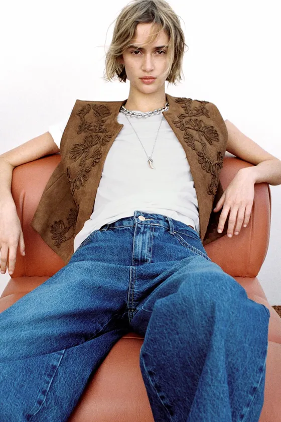 Жилет из искусственной замши с вышивкой