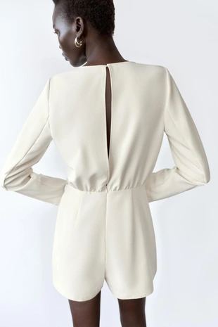 Комбинезон из крепа с золотистой цепочкой- Заказать в России