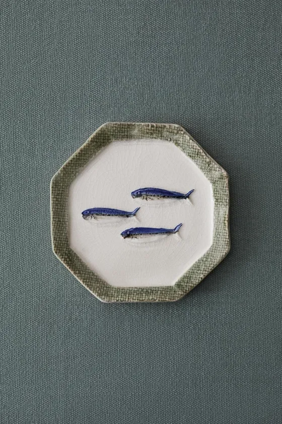 керамическая десертная тарелка с рыбой