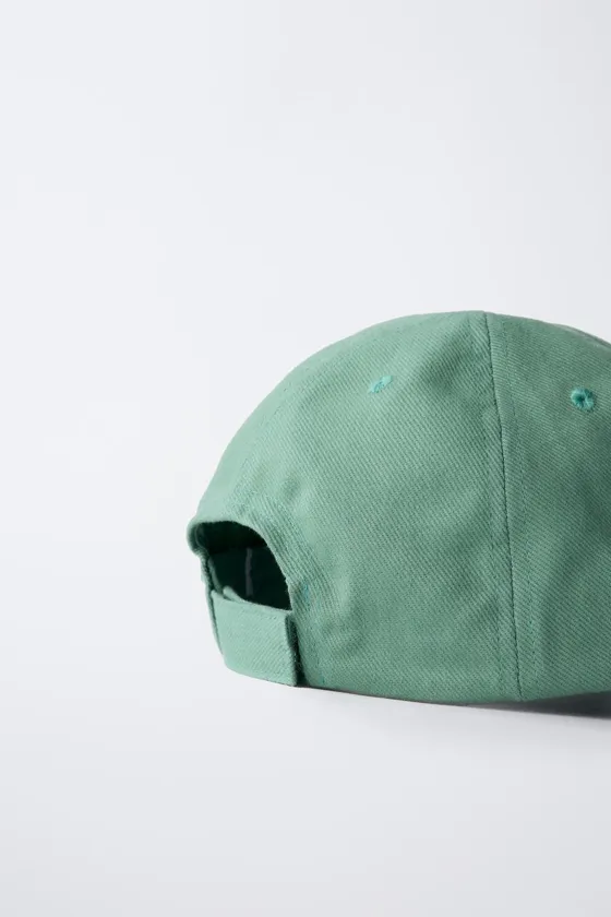 Кепка с вышитым слоганом