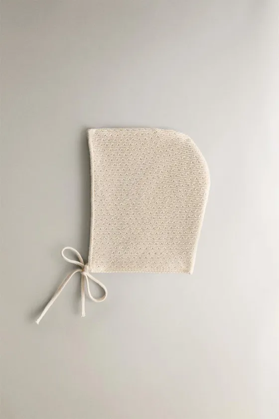 Детская шапка с ажурным узором