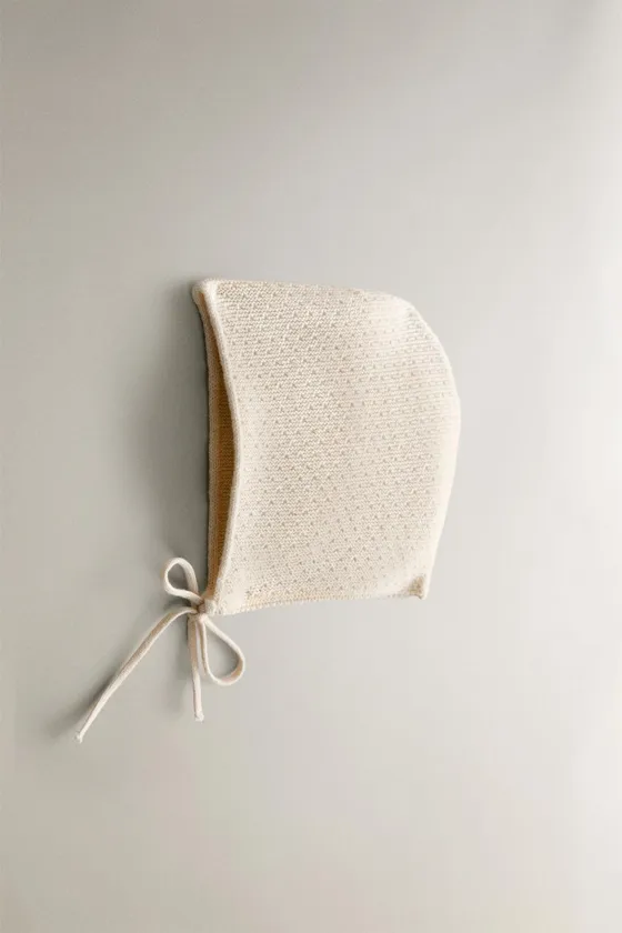 Детская шапка с ажурным узором