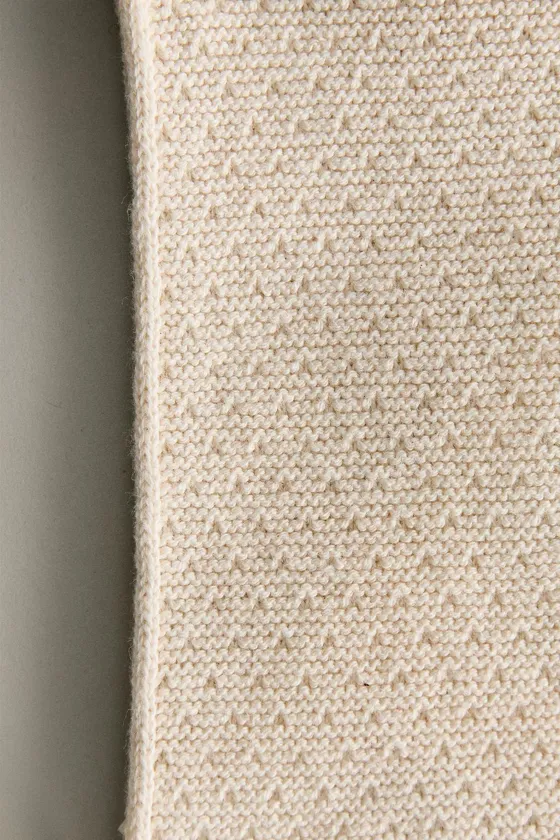 Детская шапка с ажурным узором