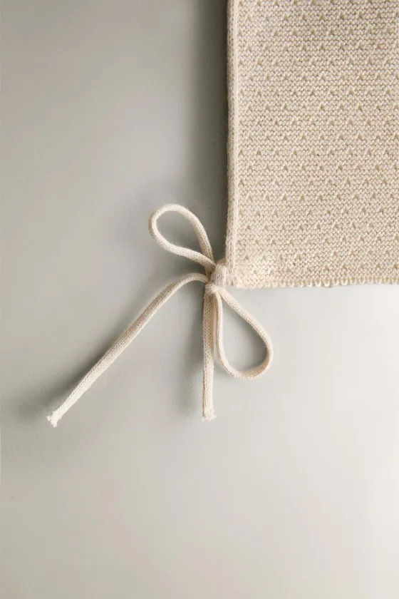 Детская шапка с ажурным узором