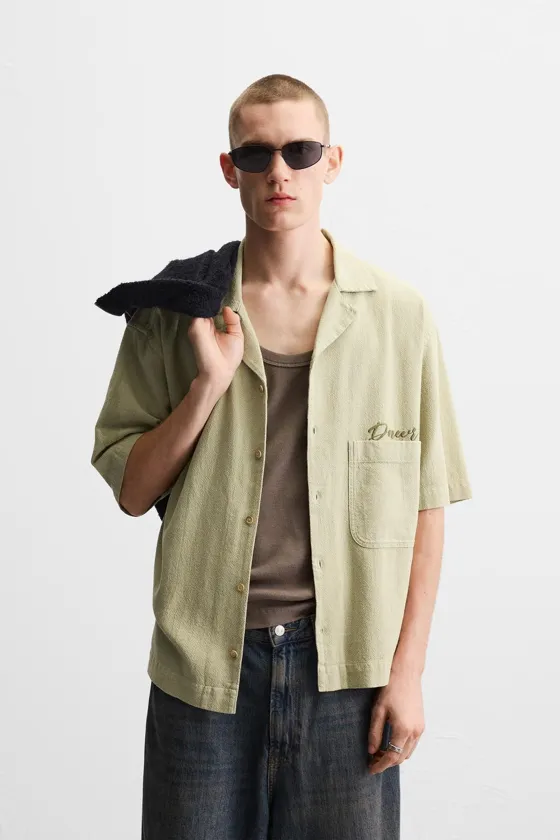 Рубашка с тканью в рельефной вышивке