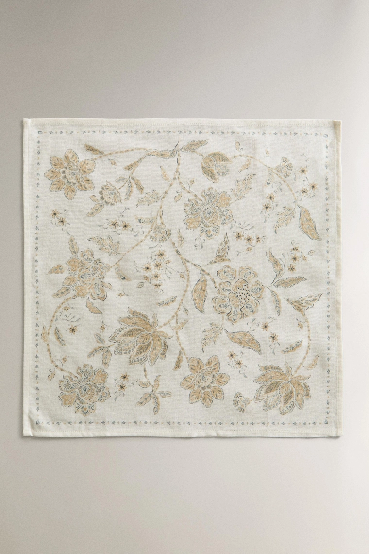 Полотенце с флористическим принтом