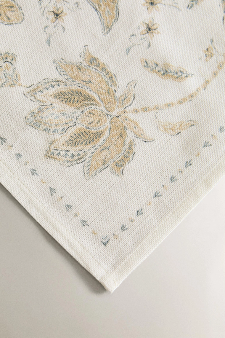 Полотенце с флористическим принтом