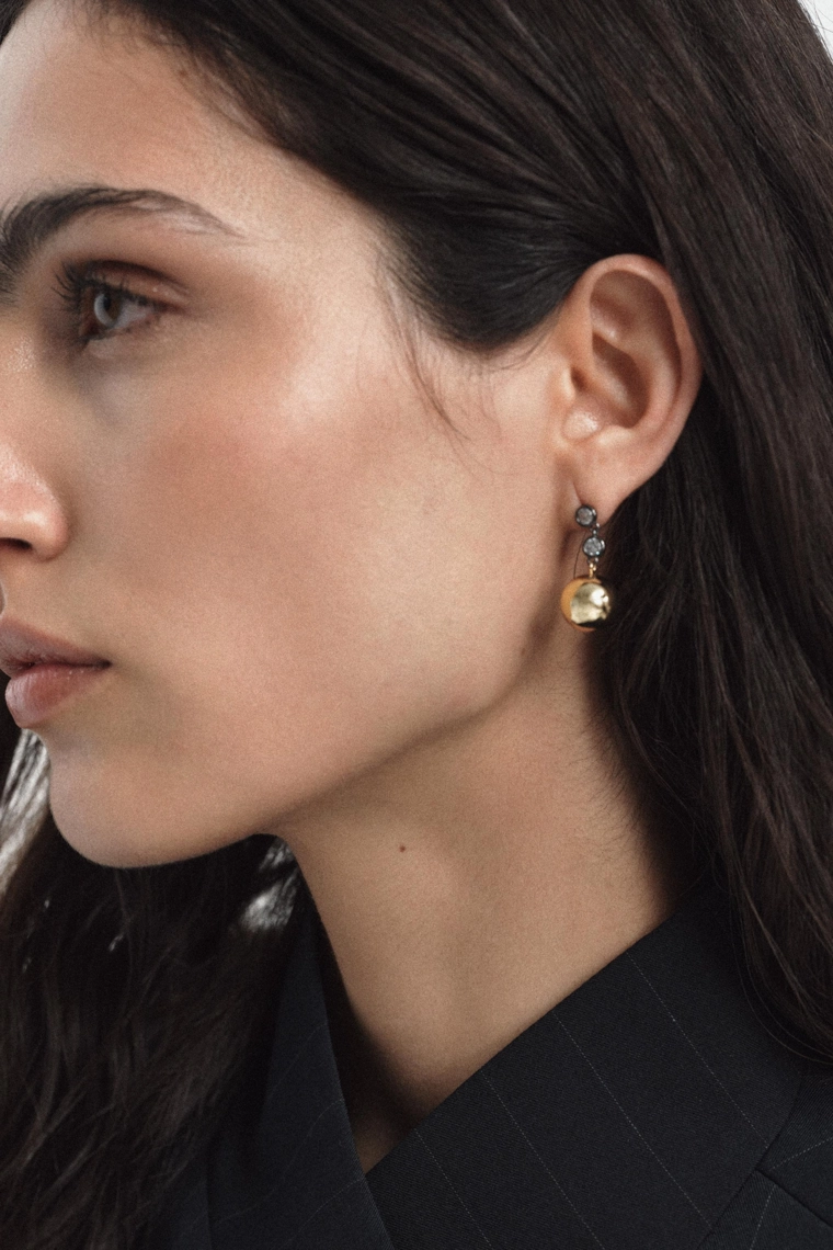 Набор сережек с несовпадающими стразами и шариками