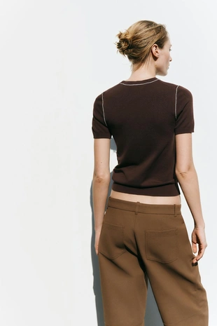 Трикотажный топ с короткими рукавами и окантовкой