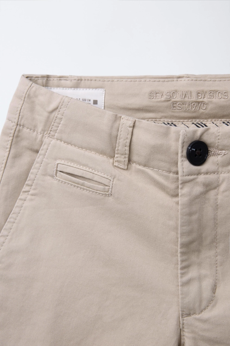 Базовые зауженные бермуды в стиле чино slim fit