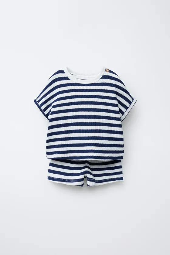 КОМПЛЕКТ ИЗ ФУТБОЛКИ И ШОРТОВ-БЕРМУДОВ В ПОЛОСКУ