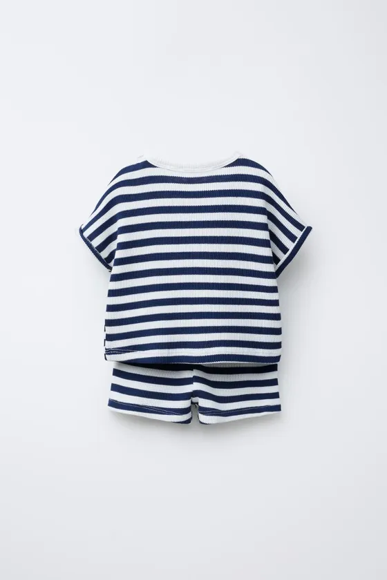 КОМПЛЕКТ ИЗ ФУТБОЛКИ И ШОРТОВ-БЕРМУДОВ В ПОЛОСКУ