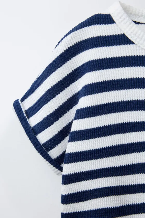 КОМПЛЕКТ ИЗ ФУТБОЛКИ И ШОРТОВ-БЕРМУДОВ В ПОЛОСКУ