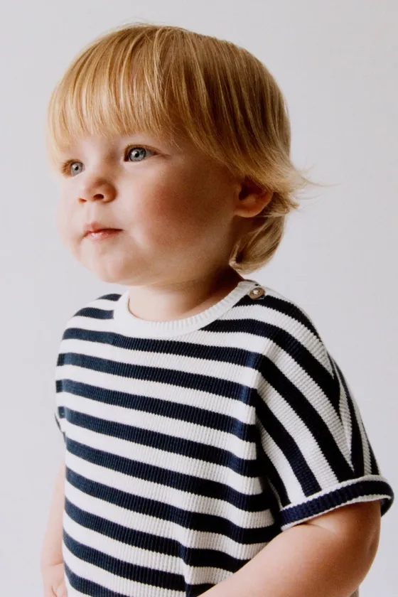 КОМПЛЕКТ ИЗ ФУТБОЛКИ И ШОРТОВ-БЕРМУДОВ В ПОЛОСКУ