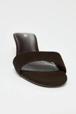 Замшевые босоножки на танкетке- Заказать в России